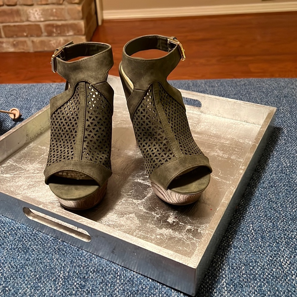 Guess Sandals, green, barely used, great condition, size 7